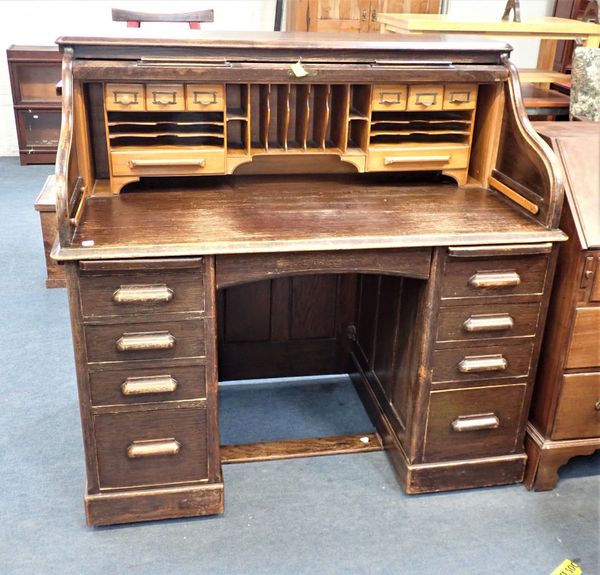 AN EARLY 20TH CENTURY OAK ROLL TOP DESK