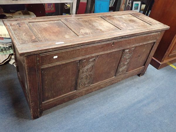 AN EARLY 18TH CENTURY OAK PANELLED COFFER