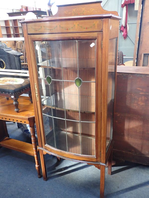 AN EDWARDIAN MAHOGANY DISPLAY CABINET WITH LEADED GLASS DOOR