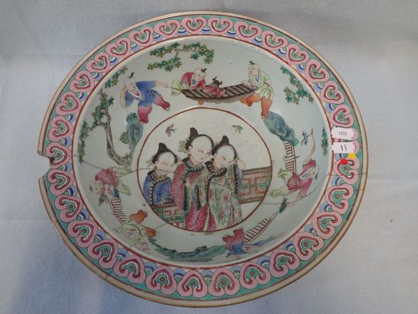 AN 18TH CENTURY CHINESE FAMILLE ROSE BOWL