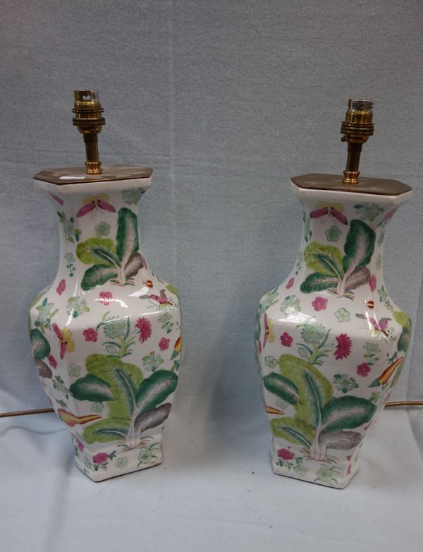 A PAIR OF ORIENTAL STYLE FLORAL CERAMIC TABLE LAMPS