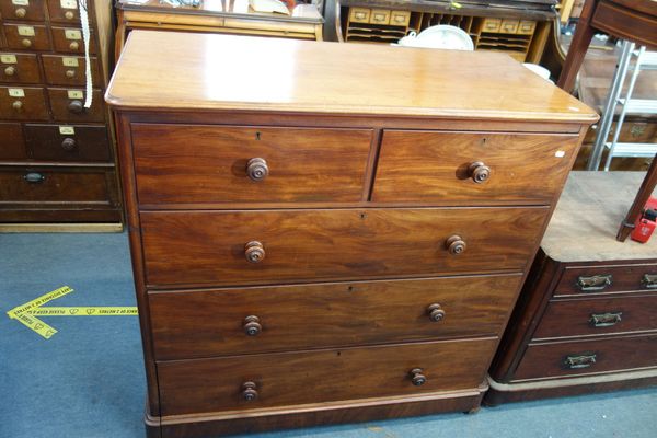 A LARGE 19TH CENTURY MAHOGANY CHEST OF DRAWERS