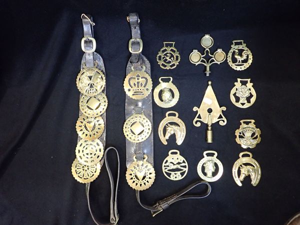 A COLLECTION OF HORSE BRASSES INCLUDING 1902 CORONATION EXAMPLE