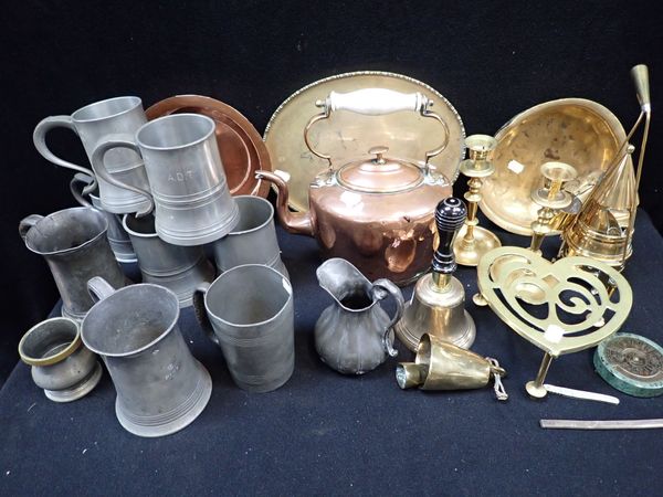 A VICTORIAN COPPER KETTLE, A HAND BELL, PEWTER PUB MUGS