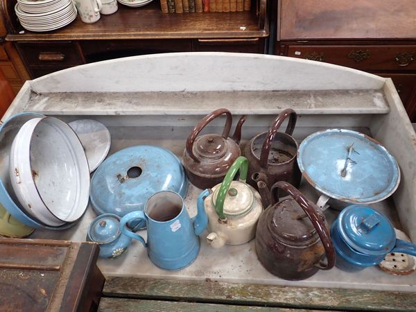 A COLLECTION OF VINTAGE ENAMEL KITCHEN WARE