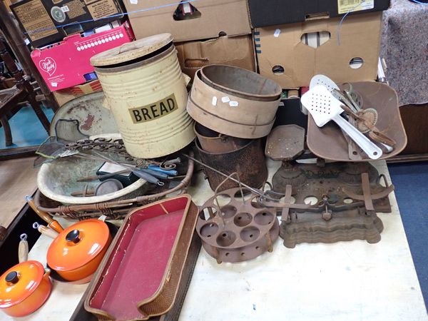 A COLLECTION OF VINTAGE KITCHENALIA