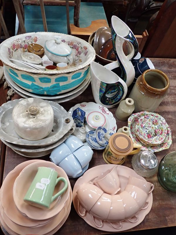 A COLLECTION OF TEA WARE AND CERAMICS