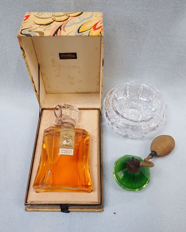 A VINTAGE BOTTLE OF YARDLEY 'OLD ENGLISH LAVENDER' PERFUME