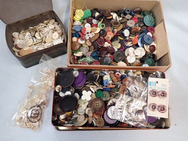 A COLLECTION OF VINTAGE BUTTONS