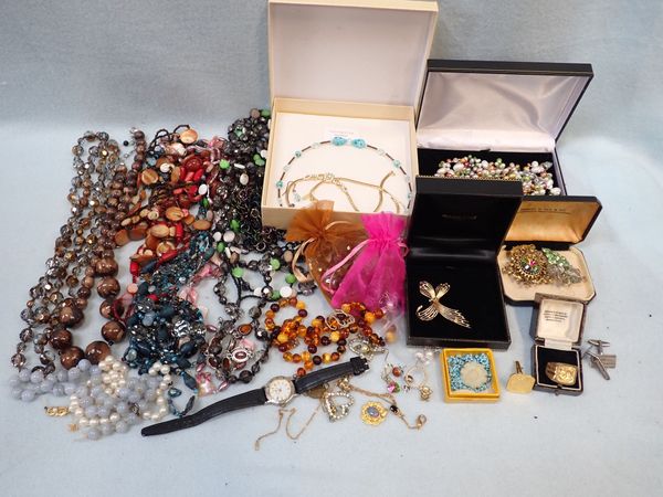 A COLLECTION OF COSTUME JEWELLERY