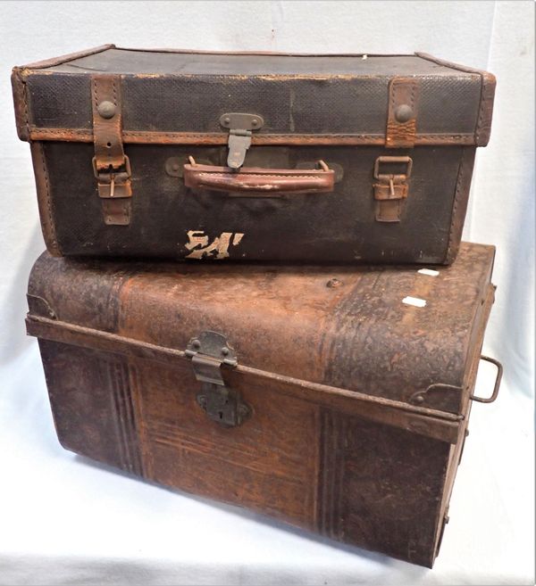 A SMALL LATE 19TH CENTURY TIN TRUNK
