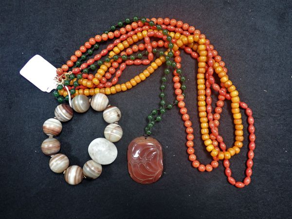 JADE, CORAL AND AGATE BEADED NECKLACE