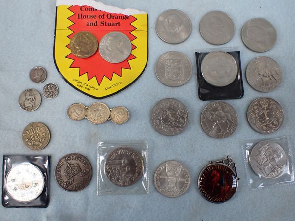 A SMALL COLLECTION OF COINS AND COMMEMORATIVE CROWNS