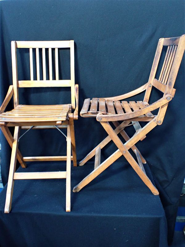 A PAIR OF VINTAGE BEECH FOLDING CHAIRS BY 'FR' (ITALIAN)
