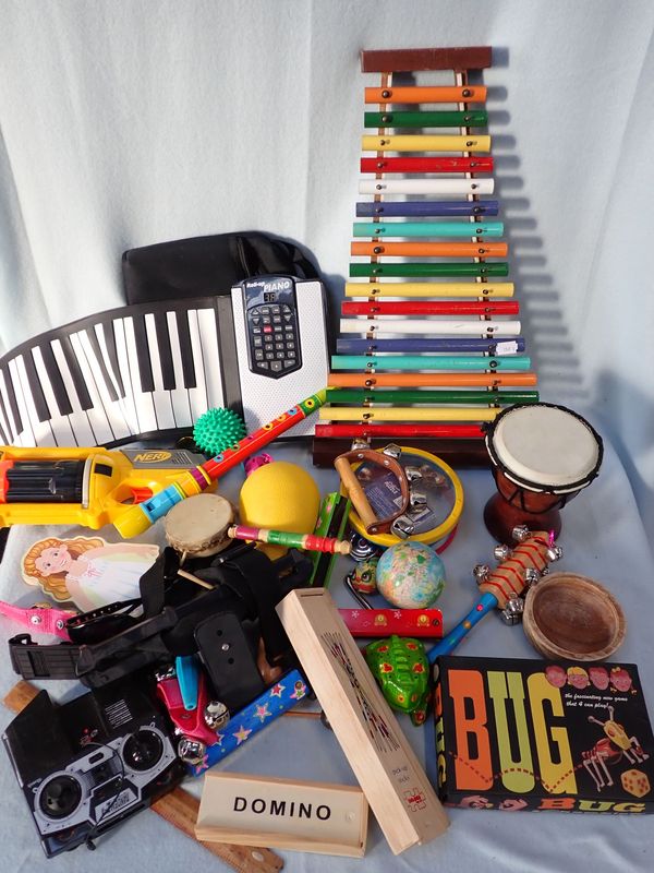 A COLLECTION OF CHILDREN'S MUSICAL AND OTHER TOYS