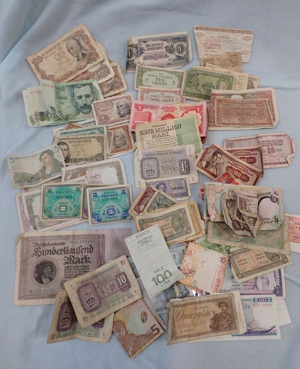 A LARGE COLLECTION OF OLD BANKNOTES