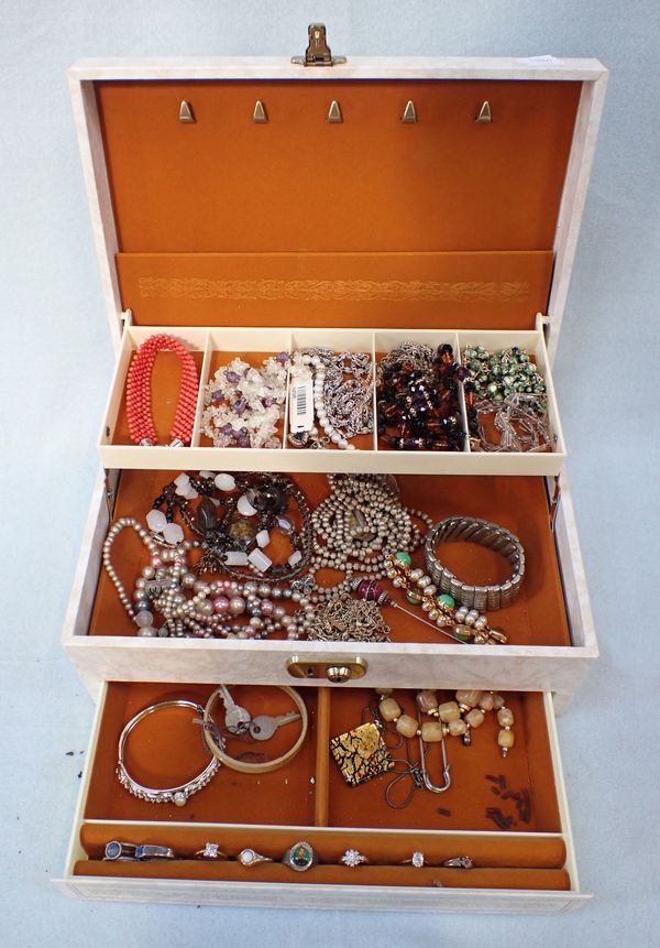 A COLLECTION OF COSTUME JEWELLEY