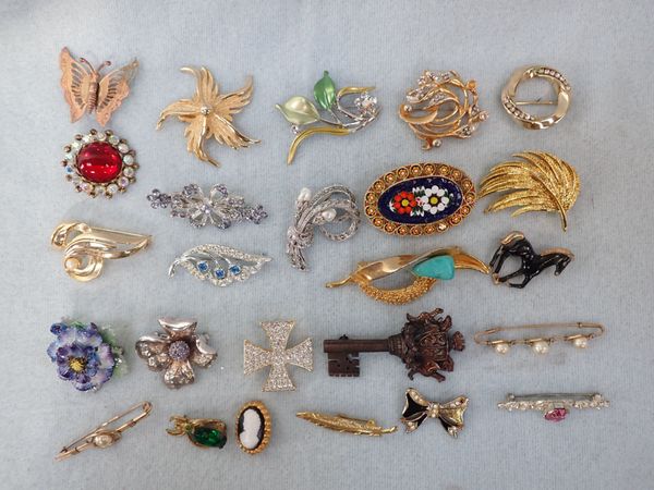 A COLLECTION OF VINTAGE BROOCHES