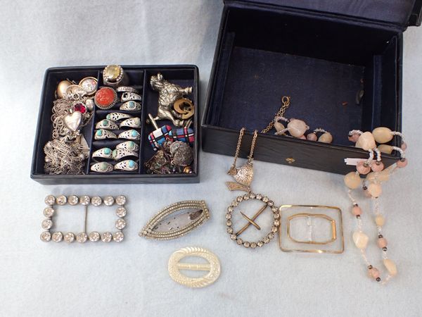 A COLLECTION OF COSTUME JEWELLERY