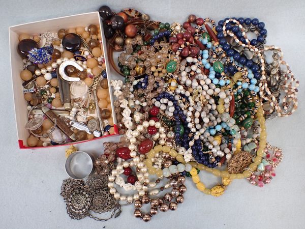 A COLLECTION OF COSTUME JEWELLERY BEADS