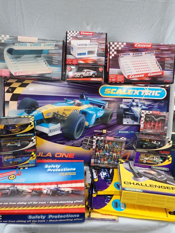 A SCALEXTRIC FORMULA 1 RACING SET AND ACCESSORIES