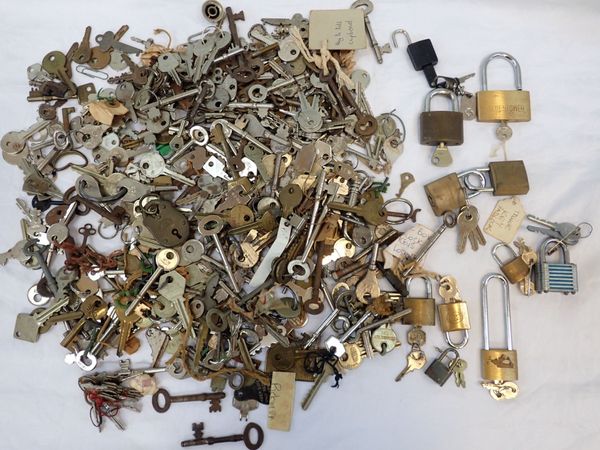 A LARGE COLLECTION OF OLD KEYS