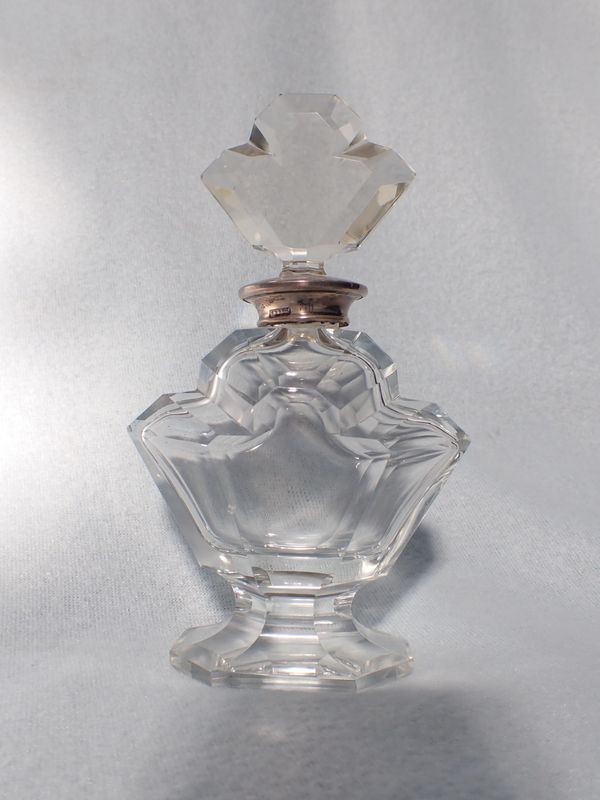 A CUT GLASS PERFUME BOTTLE, WITH SILVER COLLAR