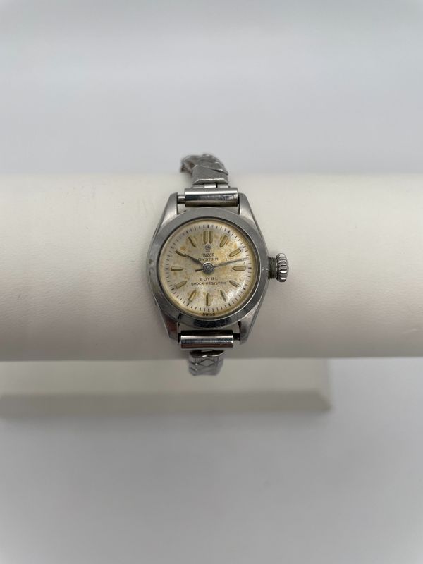 A TUDOR OYSTER LADIES STAINLESS STEEL WRIST WATCH