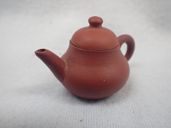 A MINIATURE CHINESE TEAPOT