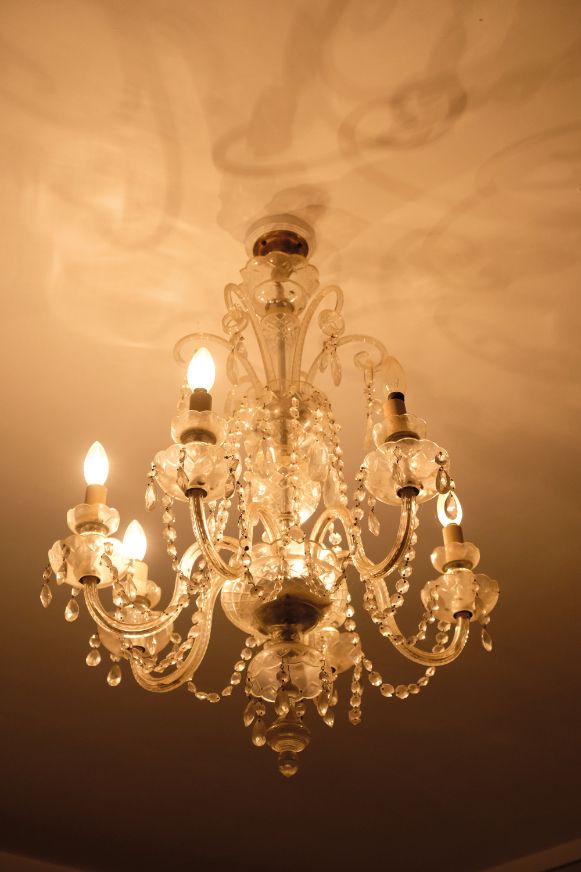 AN 18TH CENTURY STYLE GLASS CHANDELIER