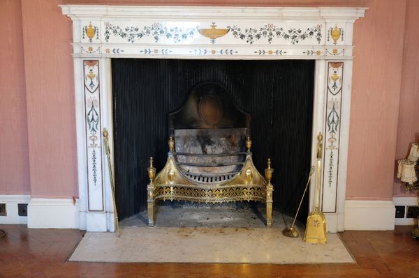 A GEORGE III NEO-CLASSICAL BRASS AND CAST METAL FIRE GRATE