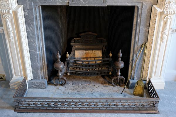 A 17TH CENTURY STYLE FIRE GRATE,