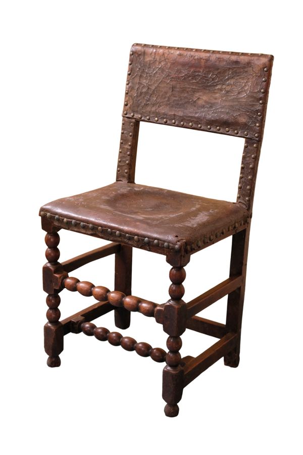 A CHARLES II OAK AND LEATHER UPRIGHT CHAIR,