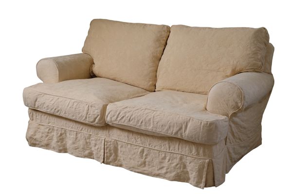 A CONTEMPORARY CREAM DAMASK UPHOLSTERED SETTEE