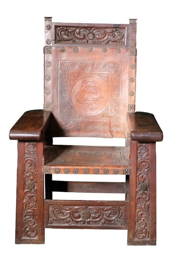 A CONTINENTAL ARTS AND CRAFTS WALNUT ARMCHAIR, CIRCA 1900