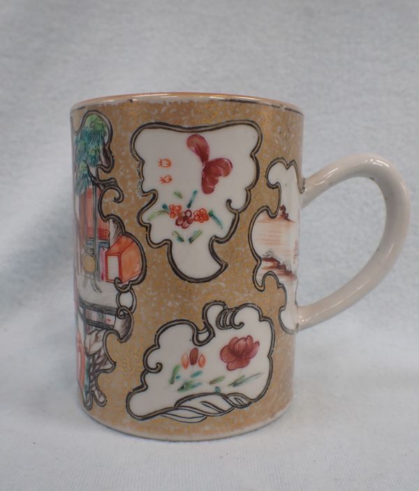 A CHINESE EXPORT MUG, PAINTED WITH A SCENE