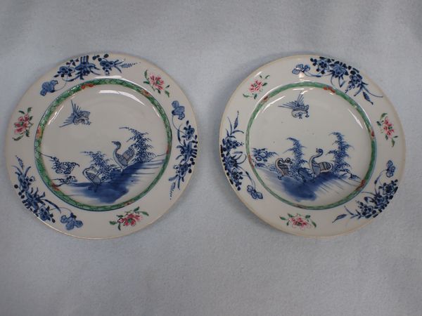 A PAIR OF CHINESE EXPORT PLATES, PAINTED WITH BIRDS