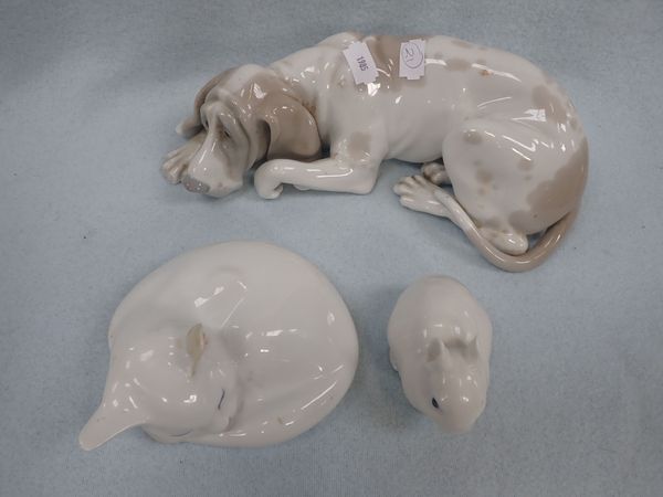 A LLADRO STUDY OF A DOG