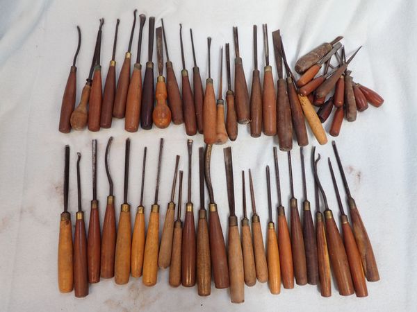 A LARGE COLLECTION OF WOODWORKING CARVING CHISELS