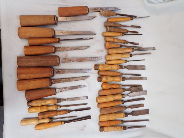 A LARGE COLLECTION OF WOODWORKING CHISELS