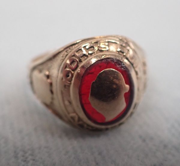 A 10 K GOLD AMERICAN 'HARLAN HIGH SCHOOL' RING