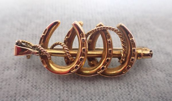 A 9K GOLD RIDING OR HUNTING BROOCH