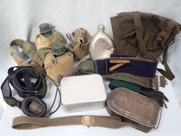 A COLLECTION OF MILITARIA