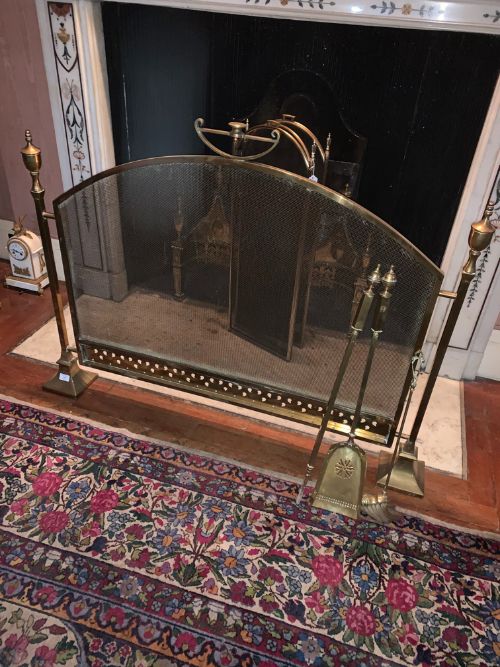 A NEO-CLASSICAL STYLE BRASS FIRE SPARK GUARD