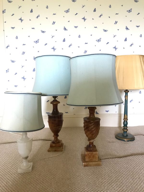 A TURNED AND PAINTED WOODEN TABLE LAMP WITH SHADE