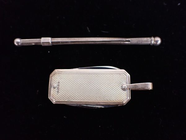 A SILVER CHAMPAGNE SWIZZLE STICK