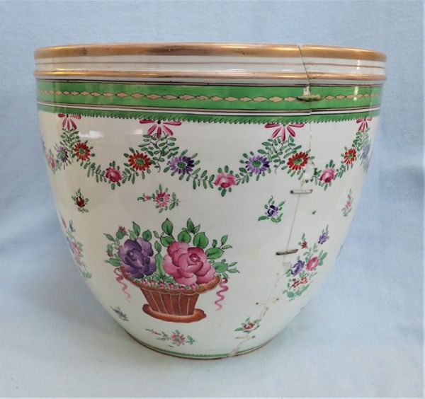 A LARGE CHINESE EXPORT STYLE JARDINIERE