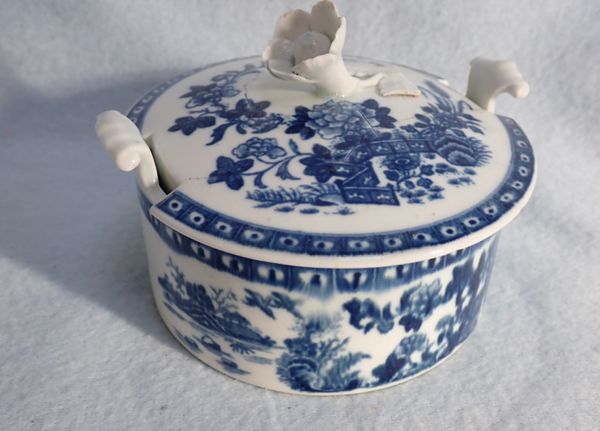 A FIRST PERIOD WORCESTER BUTTER DISH AND COVER