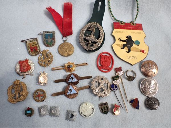 A COLECTION OF GERMAN AND OTHER MILITARY BADGES