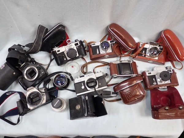 A COLLECTION OF VINTAGE CAMERAS